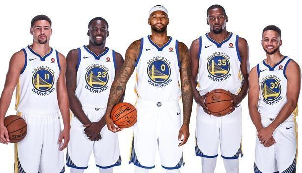 中场球员在 中场球员在